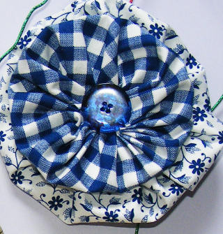 Fabric yoyo flower detail